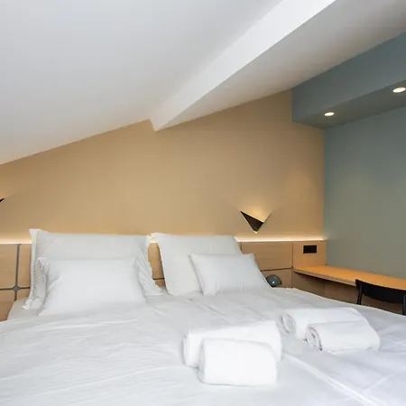 Three Pearls Deluxe By The Sea Apartment *