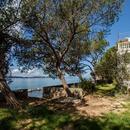 Three Pearls Deluxe By The Sea Апартаменты *