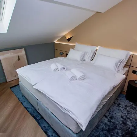 Three Pearls Deluxe By The Sea Апартаменты *