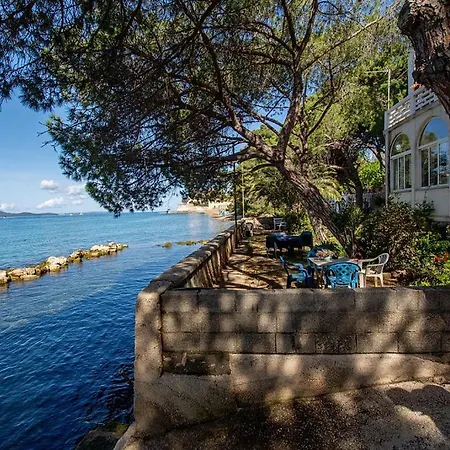 Three Pearls Deluxe By The Sea Апартаменты *