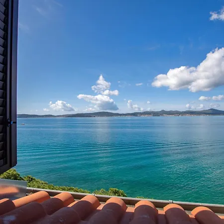 Апартаменты Three Pearls Deluxe By The Sea *