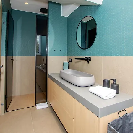 Three Pearls Deluxe By The Sea Апартаменты *